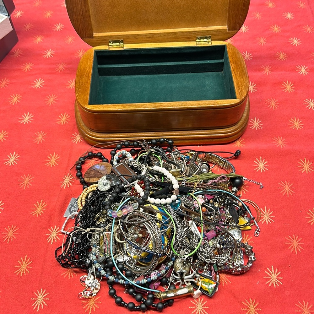 Jewellery box with jewellery